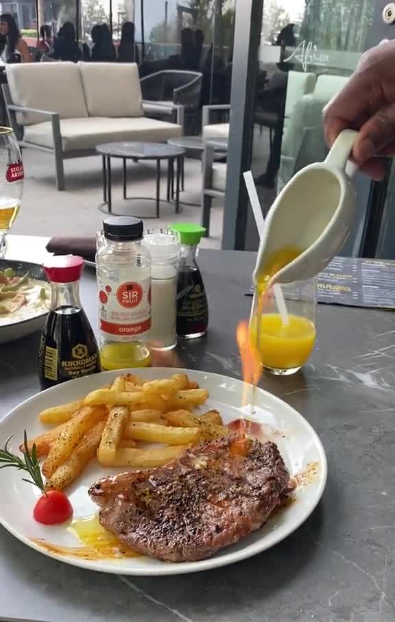 News Cafe - Table View