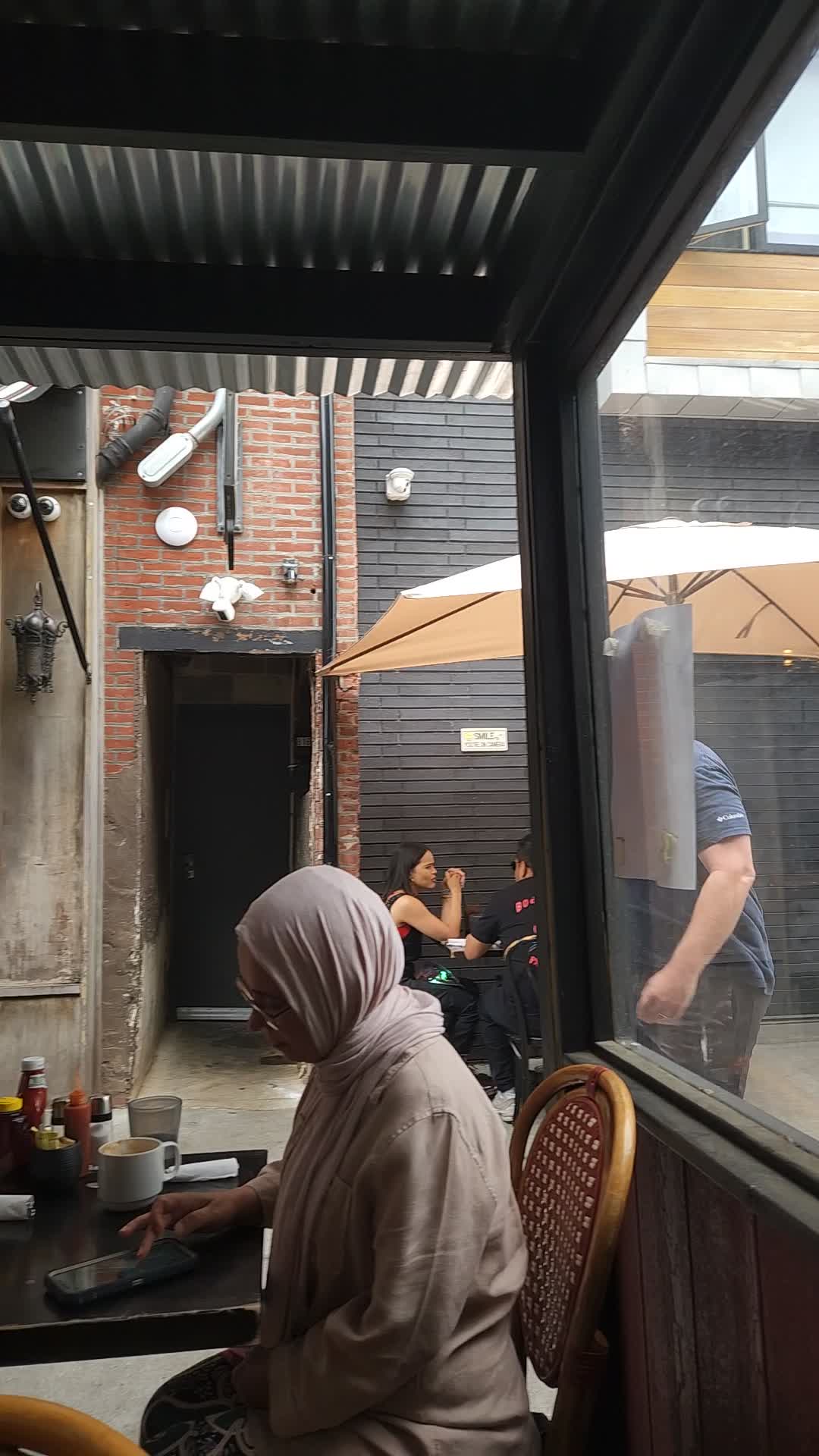 Video review of Cafe La Maude