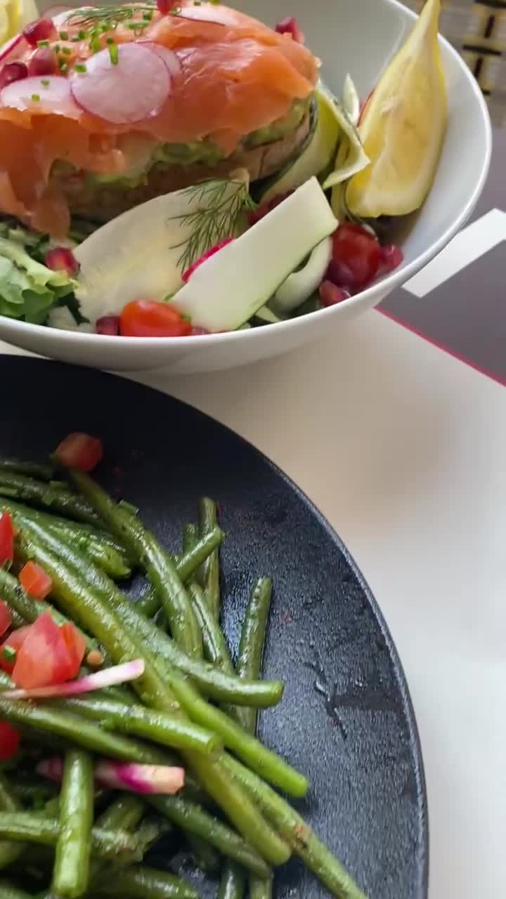 Video review of Café Latéral