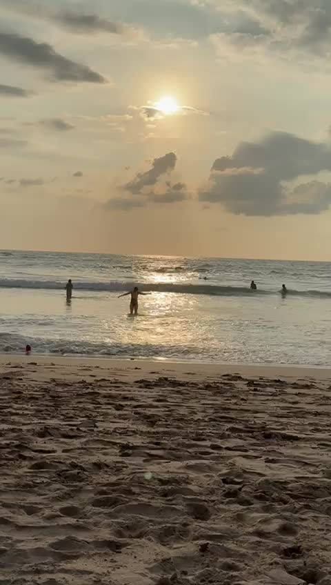 Video review of Queens' Marketplace