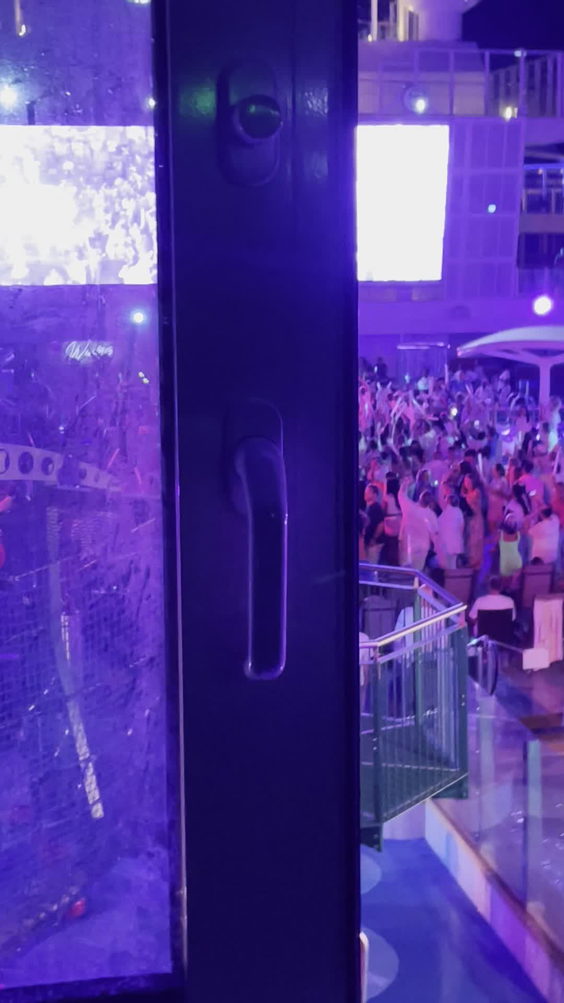 Cruise Glow party