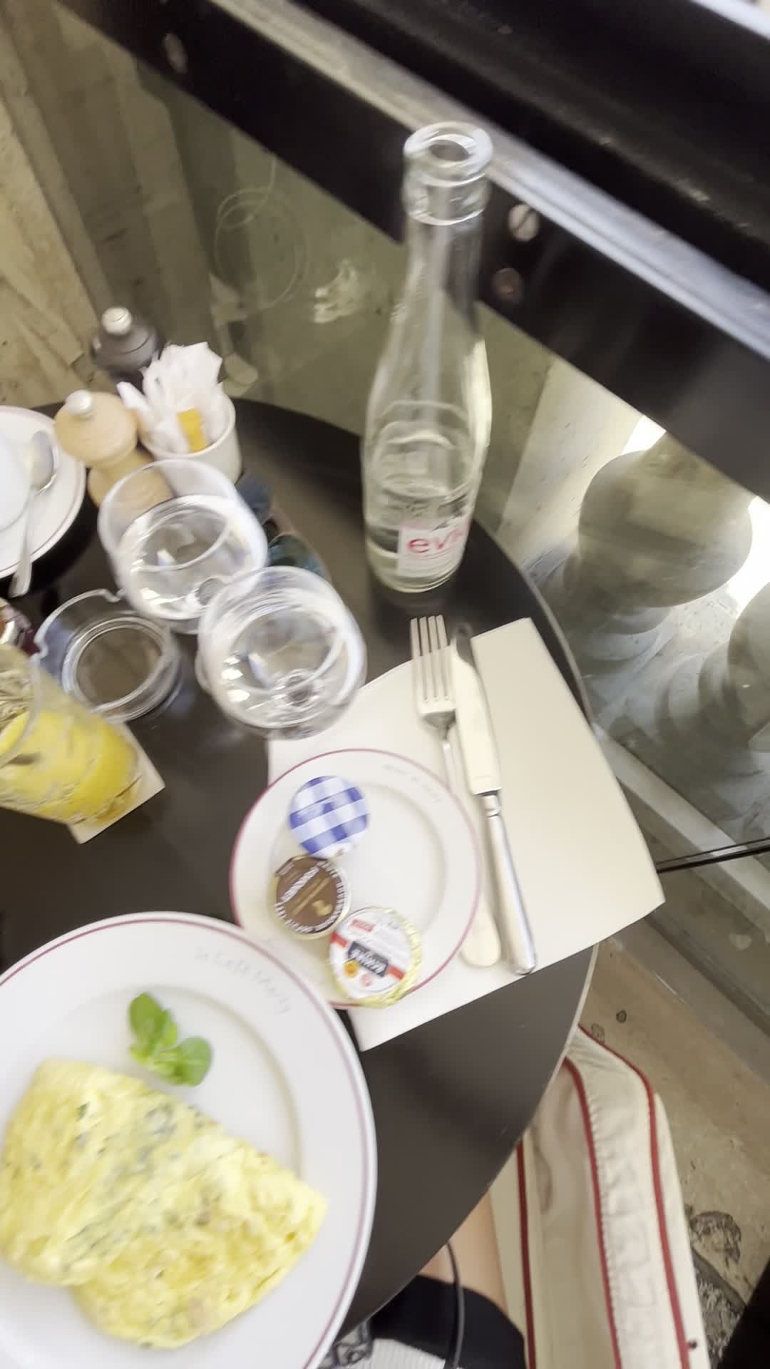 Video review of Le Café Marly