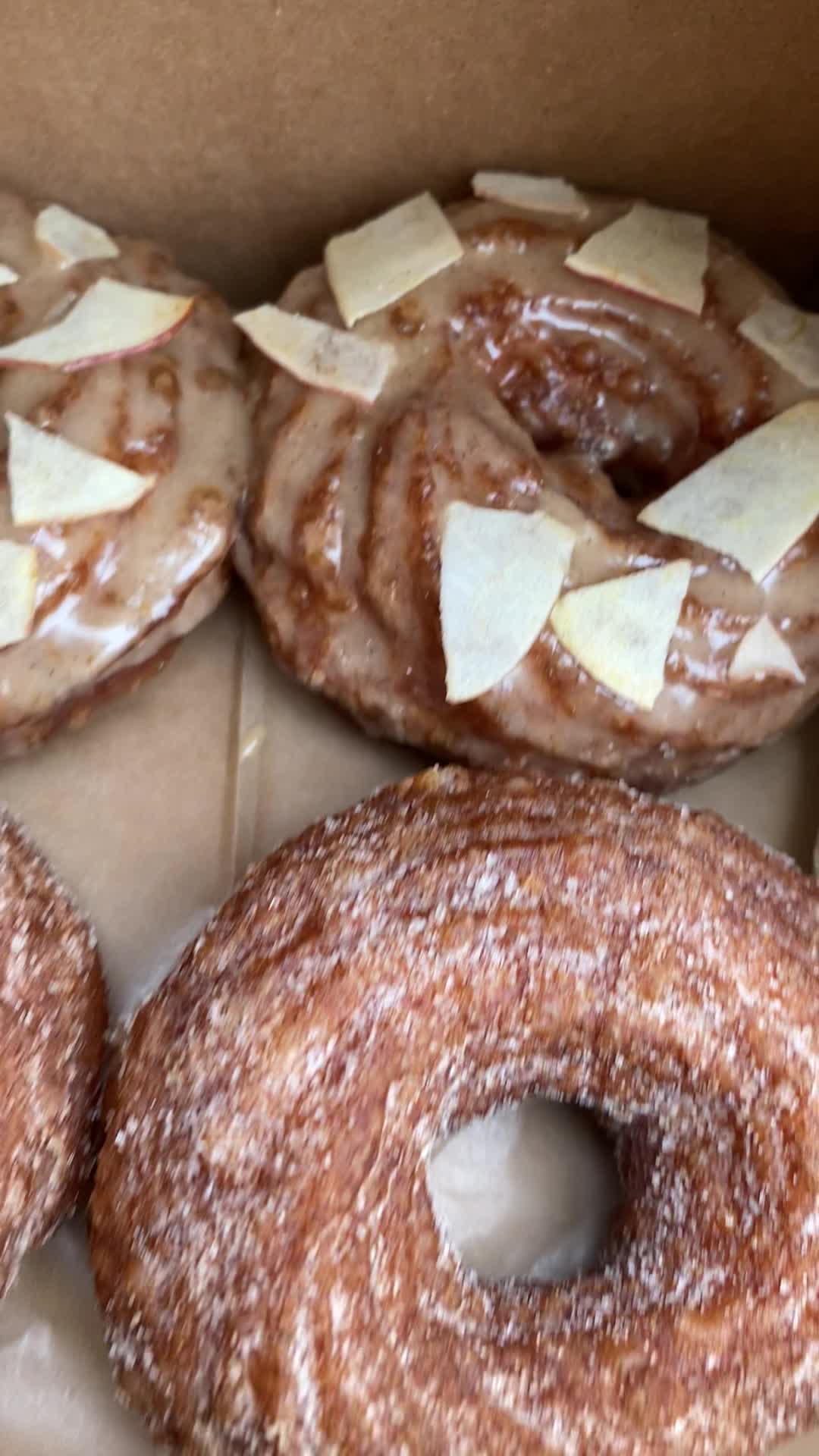 Video review of Café Dear Leon