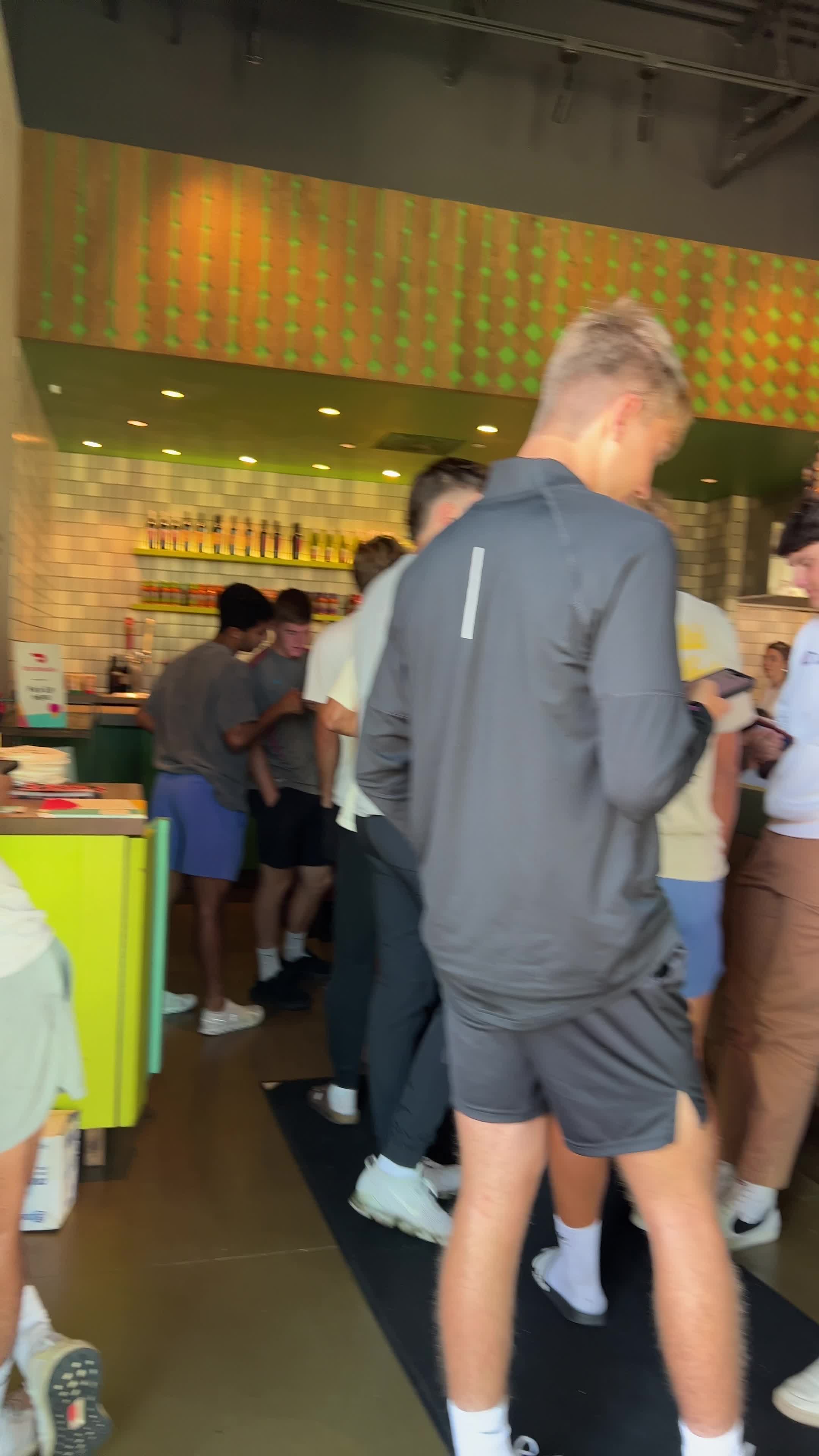 Video review of Nando's PERi-PERi