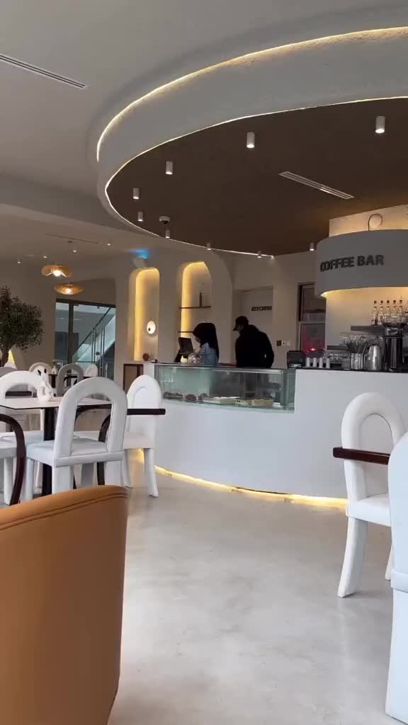 Izzi brunch, Lana plaza