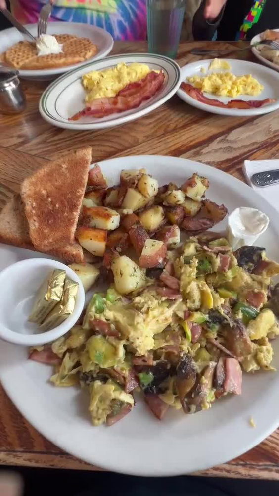 Lynn & Lu's Escapade Cafe