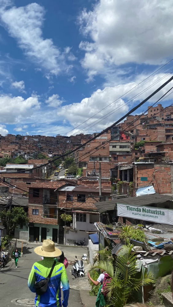 Comuna 13, Tour Grafiti, Parqueadero