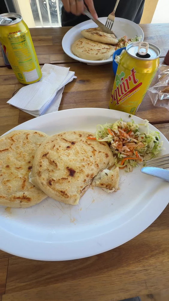 Los Cheros Pupuseria