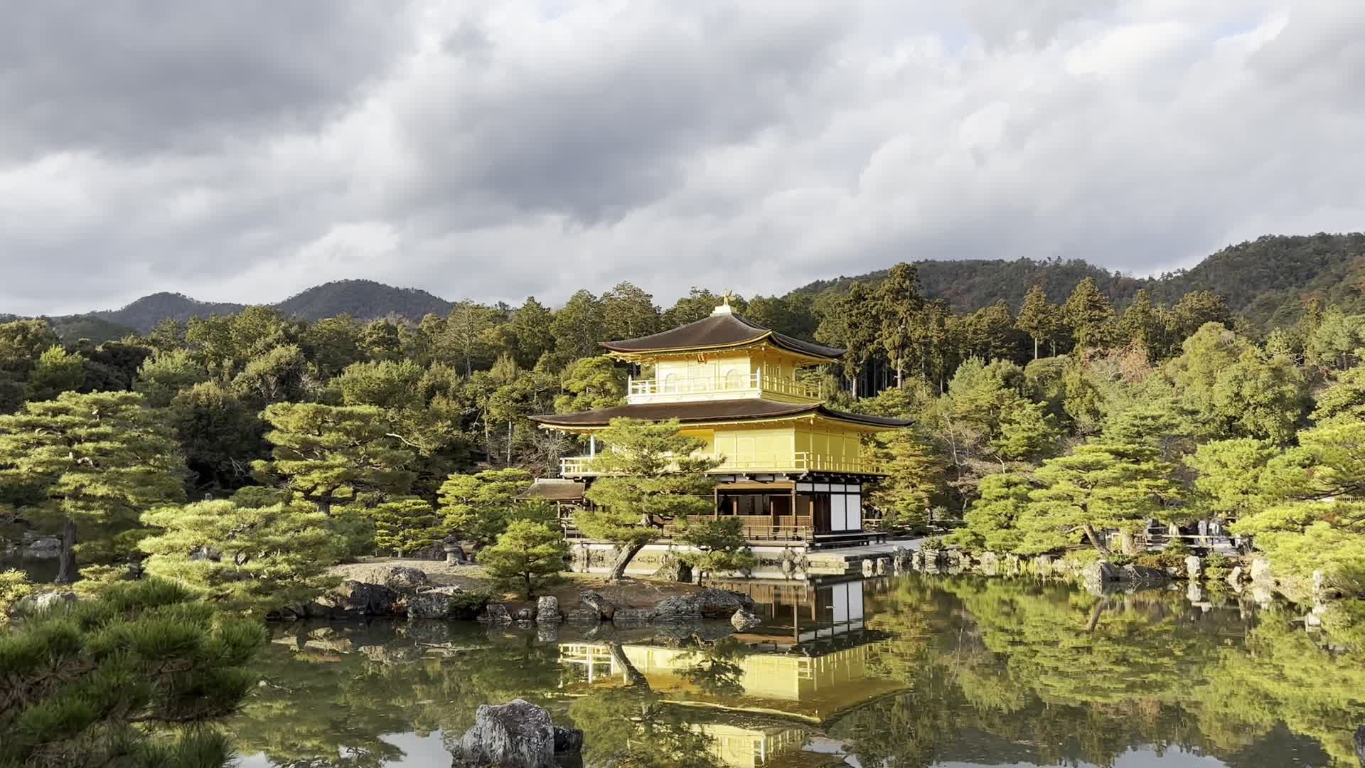 Video review of 金閣舎利殿 (Golden Pavilion)