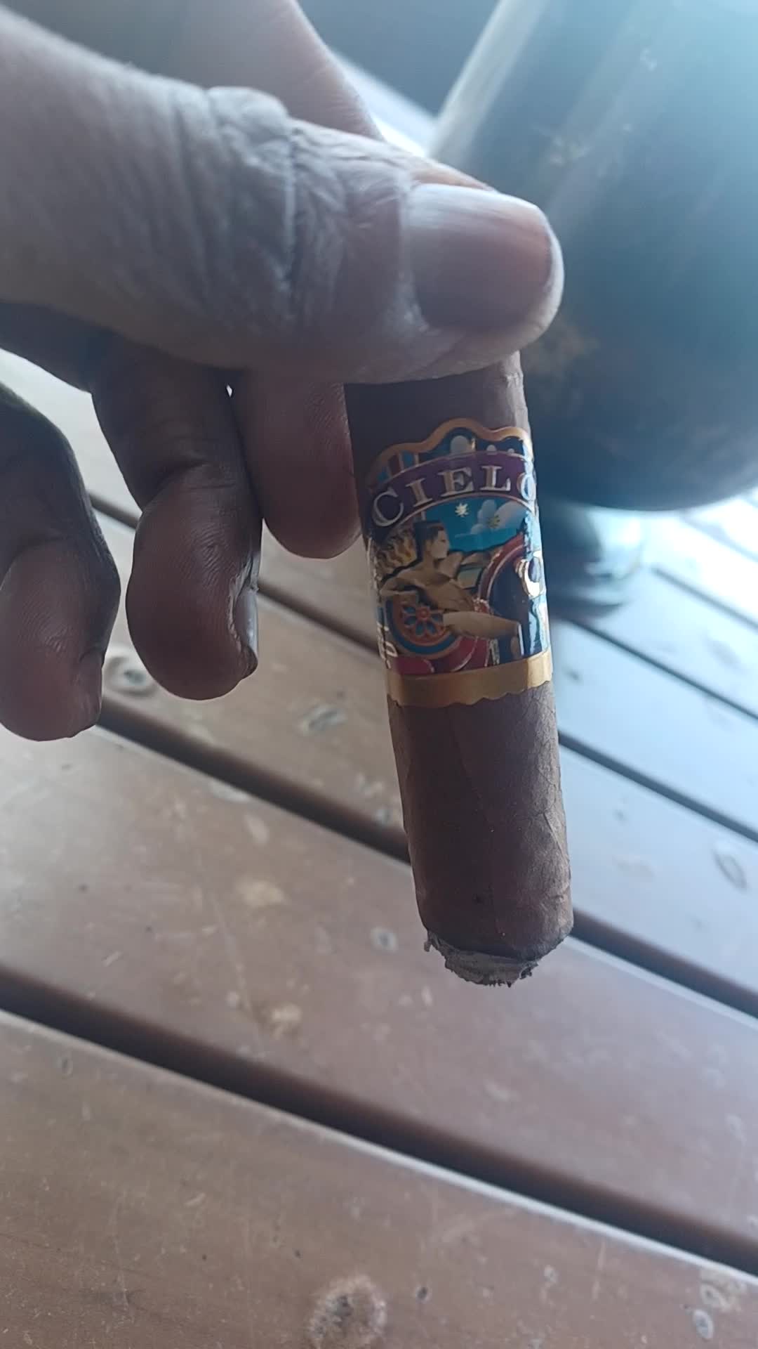 Video review of Corona Cigar Company & Drew Estate Lounge