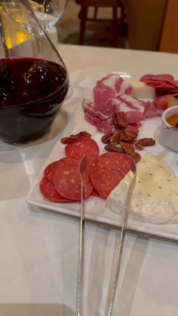 Video review of Eddie Merlot's Prime Aged Beef & Seafood