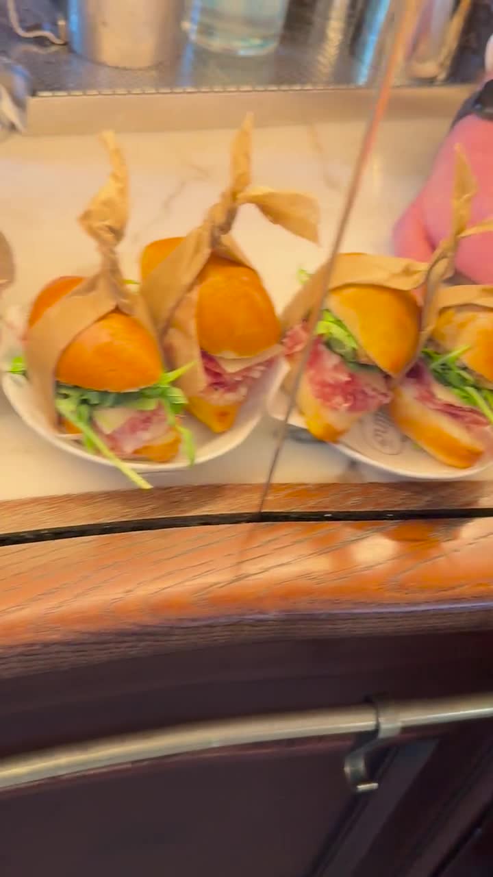 Video review of Bar Pisellino