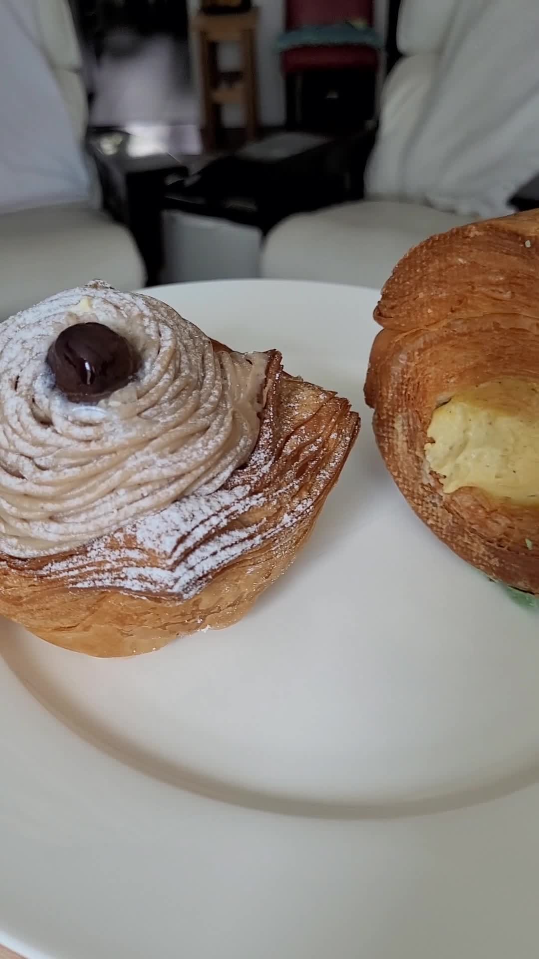 Video review of Forêt Noire Café