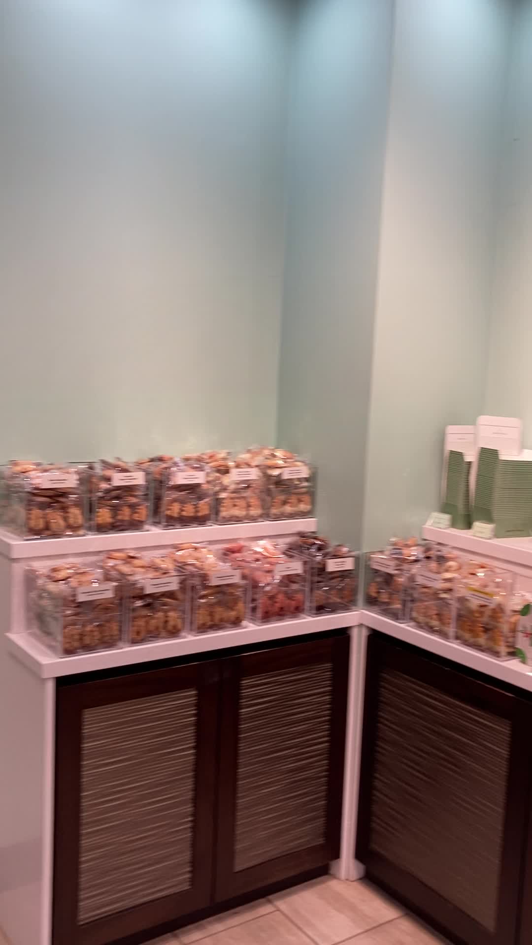 Video review of Honolulu Cookie Company