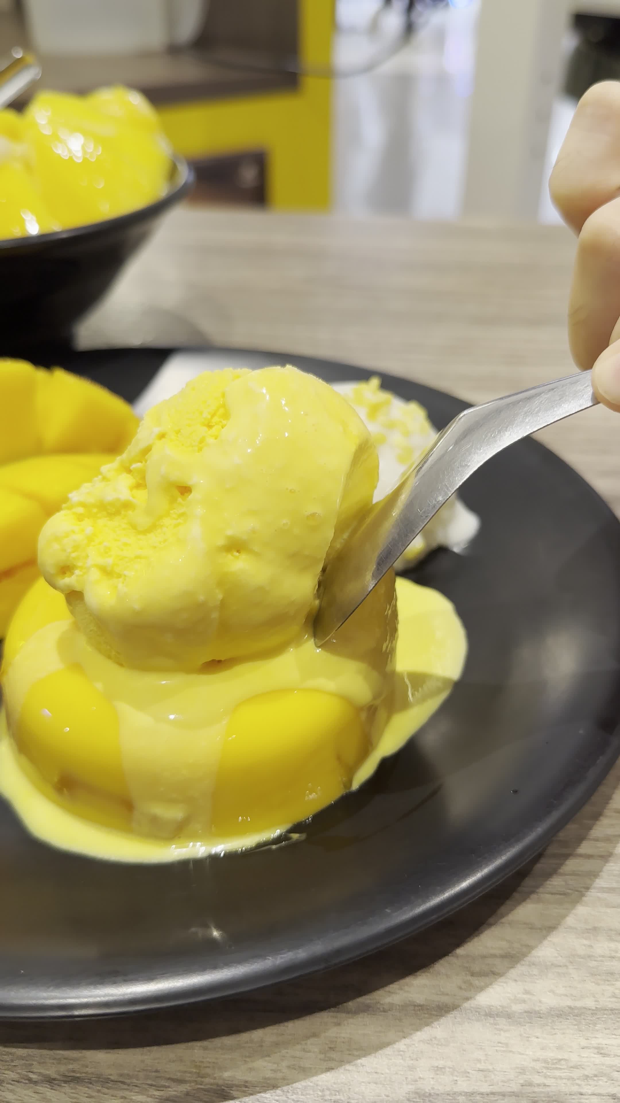Video review of Suntec City Mall