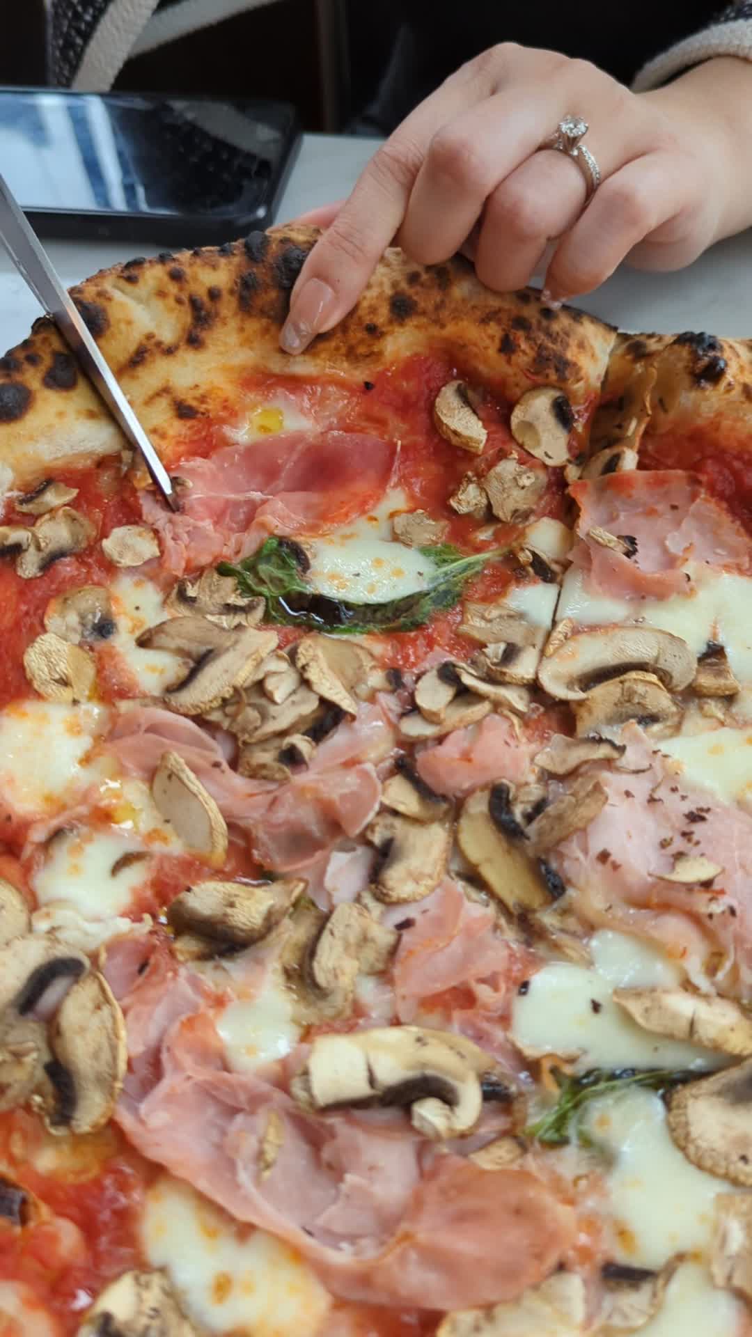 Video review of Pizzeria Spacca Napoli