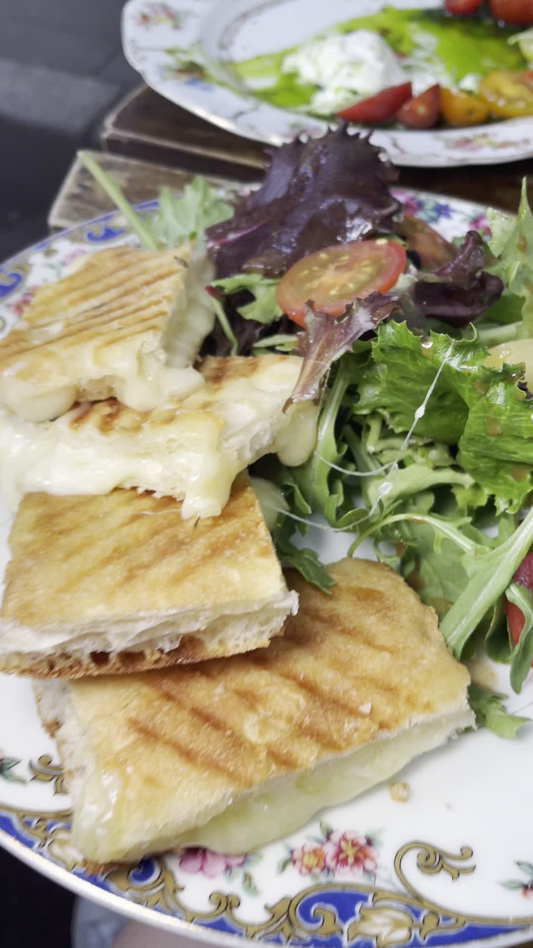 Video review of Lelabar