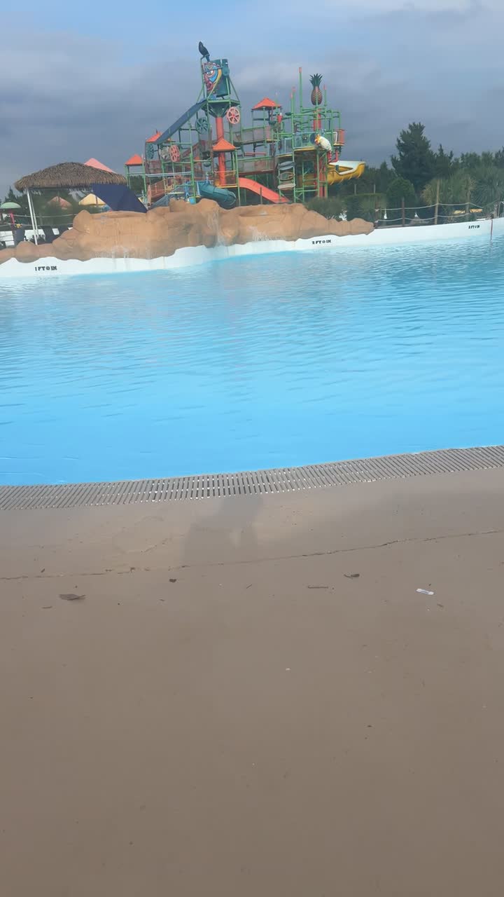 Breaker Bay Wave Pool at Hawaiian Falls