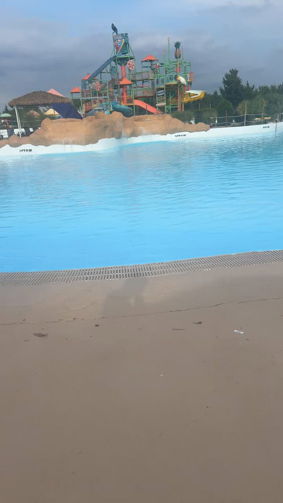 Breaker Bay Wave Pool at Hawaiian Falls