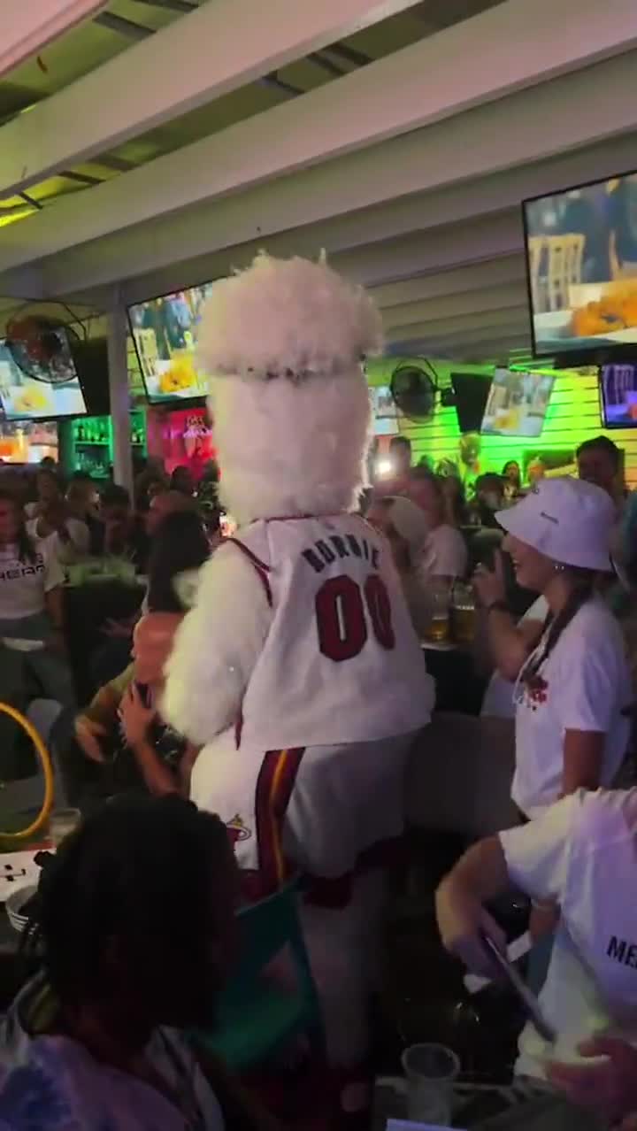 Grails Miami - Restaurant & Sports Bar