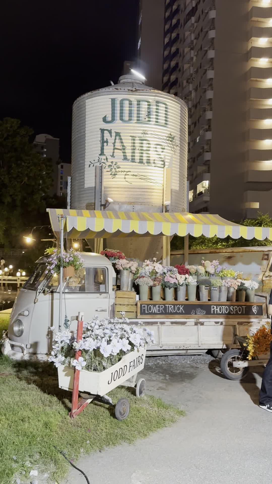 Train Night Market Danneramit (ตลาดนัดรถไฟ แดนเนรมิต)