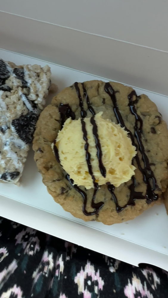 Crumbl – Cookies & Desserts