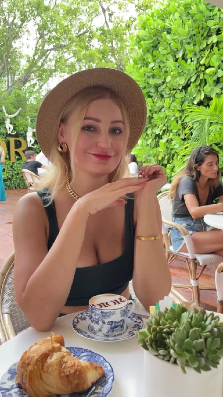 Video review of Café Dior