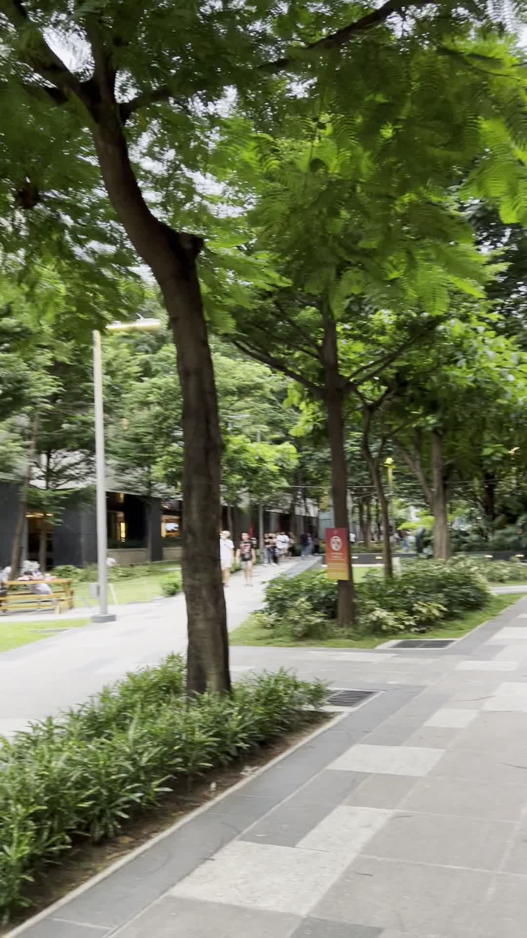 Video review of Bonifacio High Street