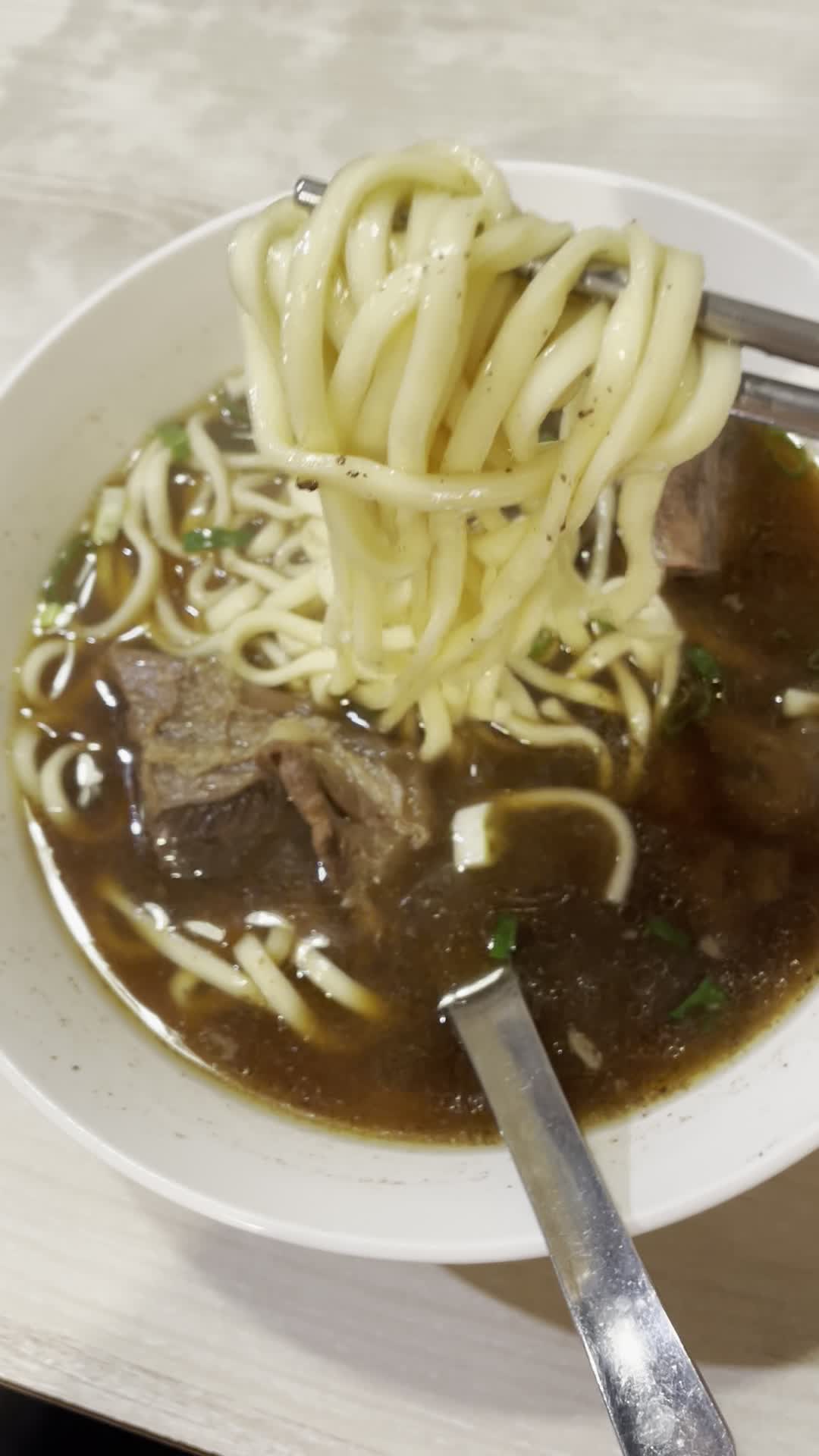 Video review of Lin Dong Fang Beef Noodle (林東芳牛肉麵)