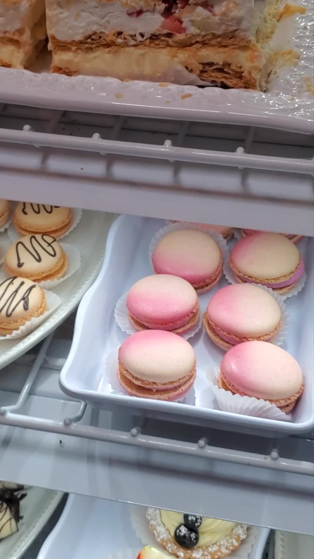 Robelys Cafe & French Bakery