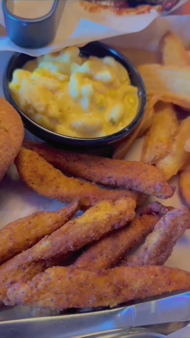 Video review of Famous Dave's