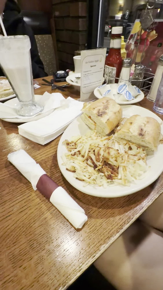 Golden Apple Grill & Breakfast House