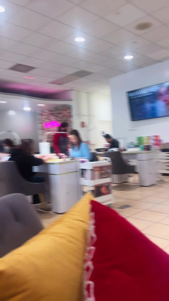 Nails Please