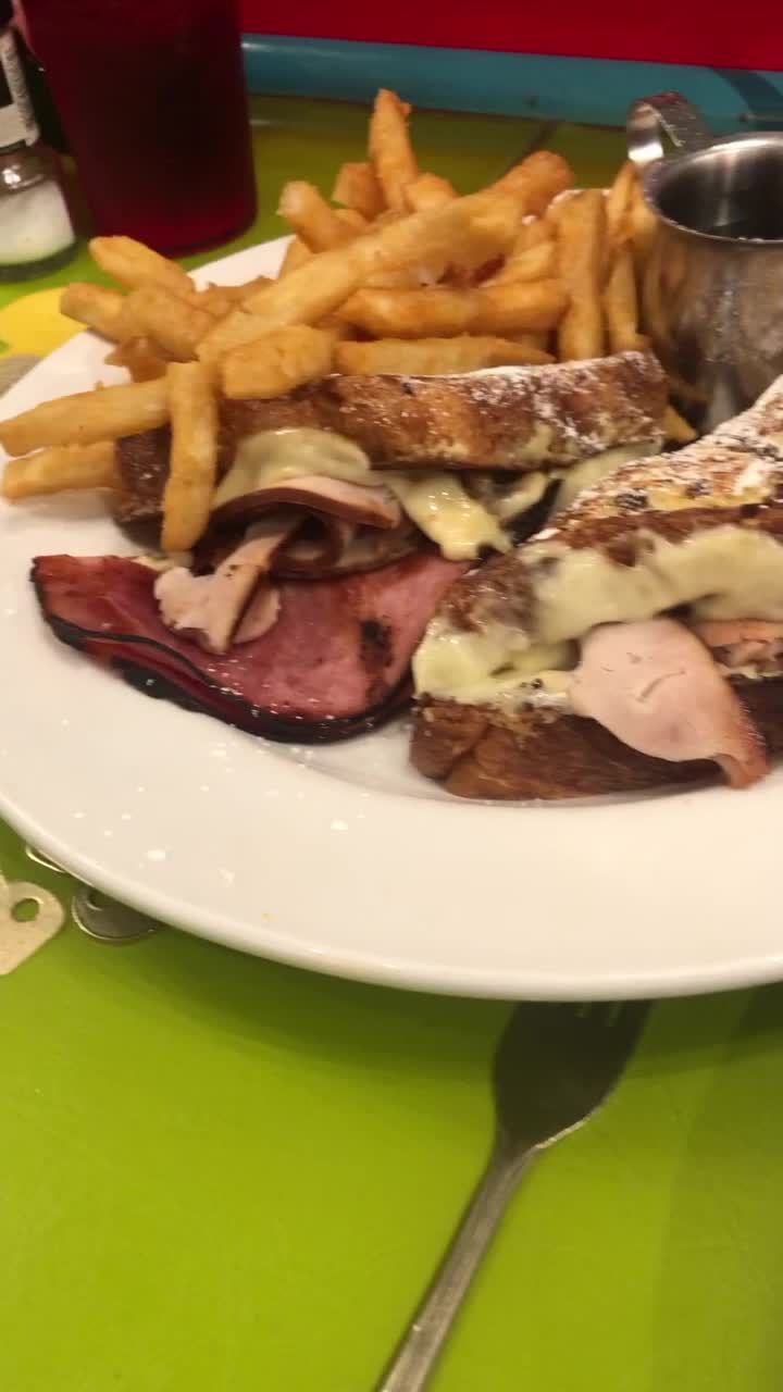 Video review of Papermoon Diner