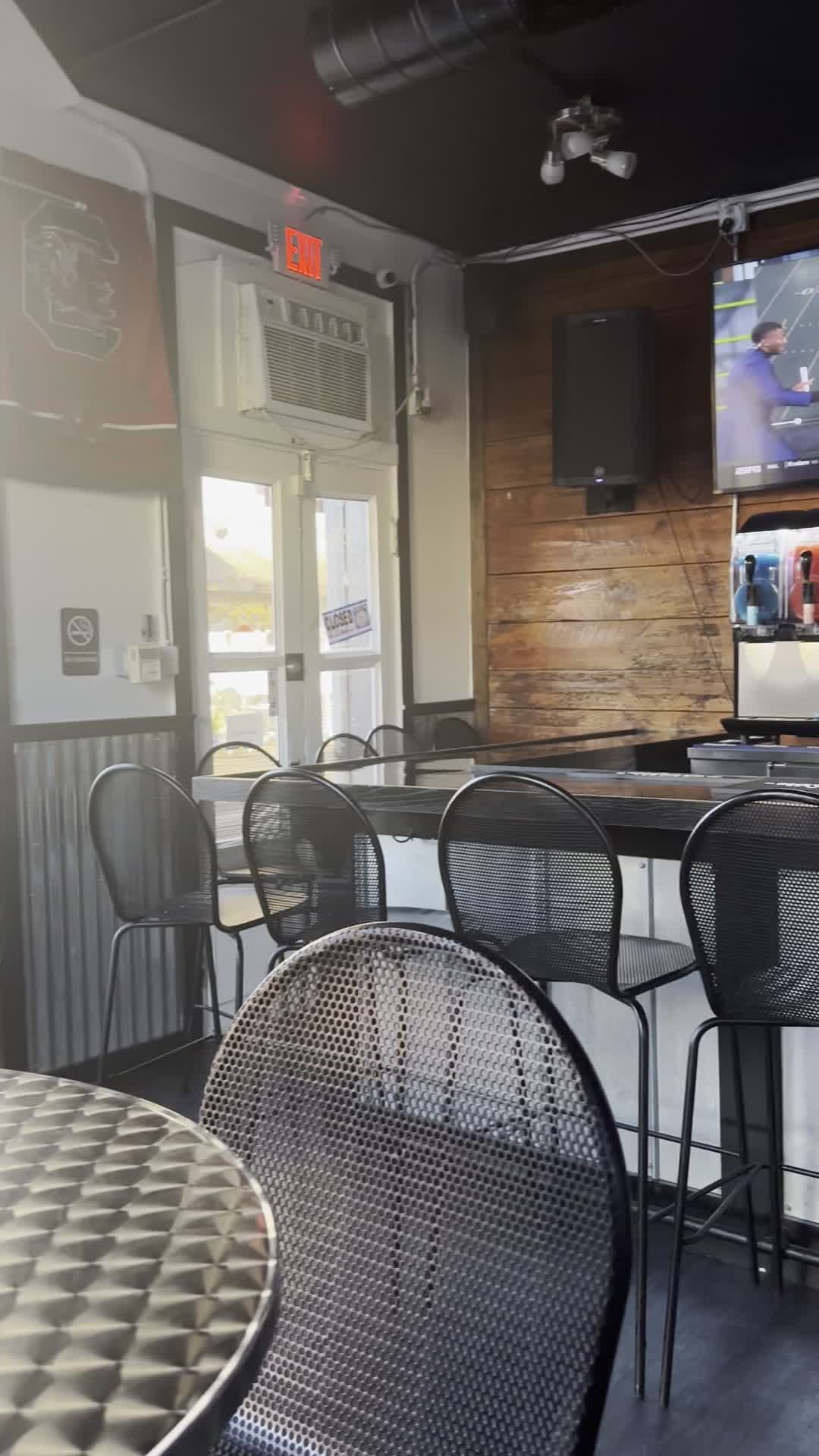 Frozen Notes Pizza \u0026 Karaoke Bar