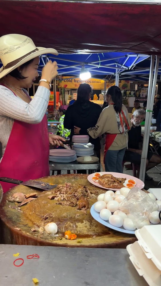 ตลาดโต้รุ่งช้างเผือก (Chang Phuek Market)