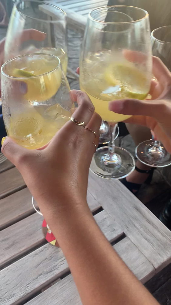 Three Bridges Bar and Grill at Villa del Lago