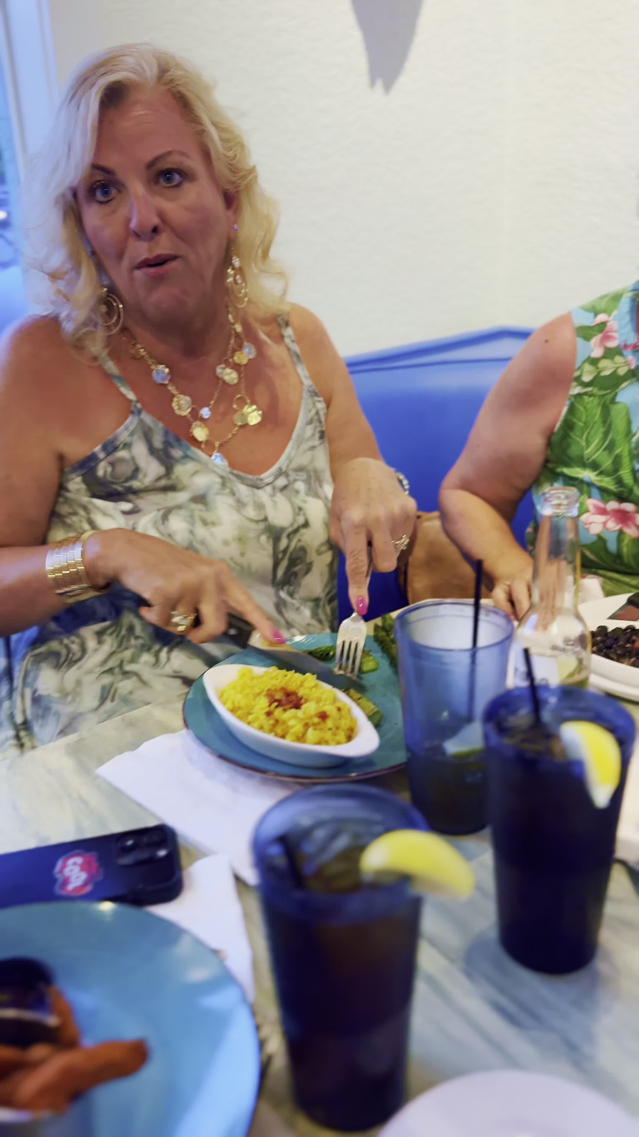 FINS Seafood & Dive Bar