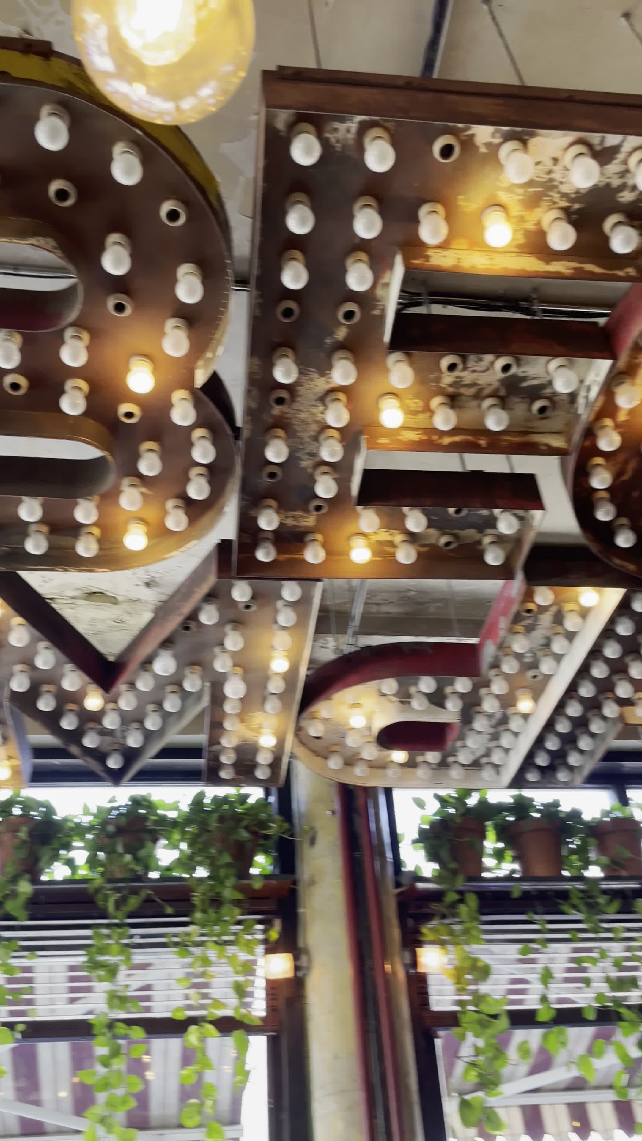 Video review of Le Bar Darling
