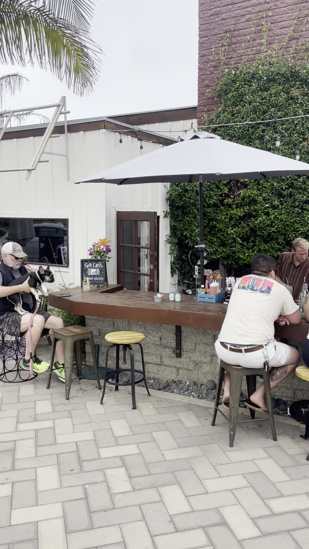 T's Cafe Restaurant & Bar