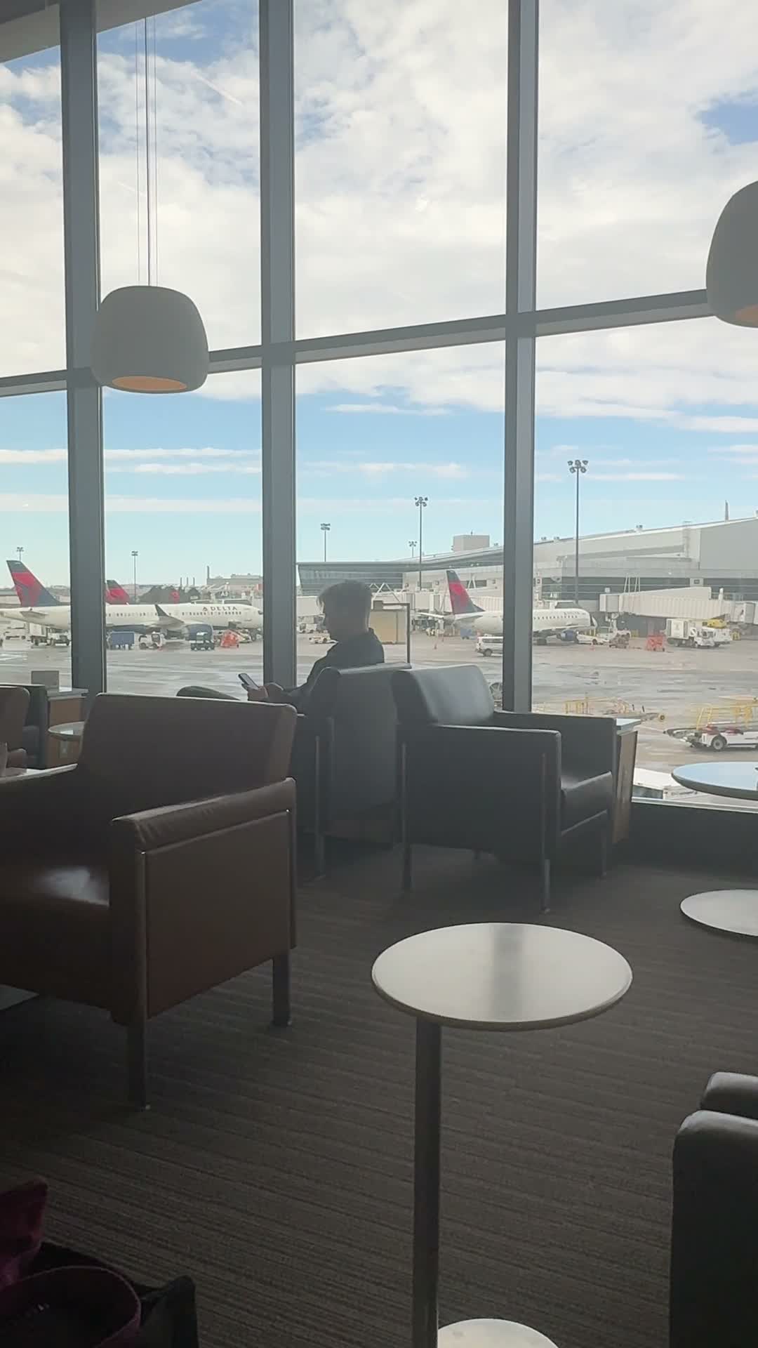 Video review of American Airlines Admirals Club