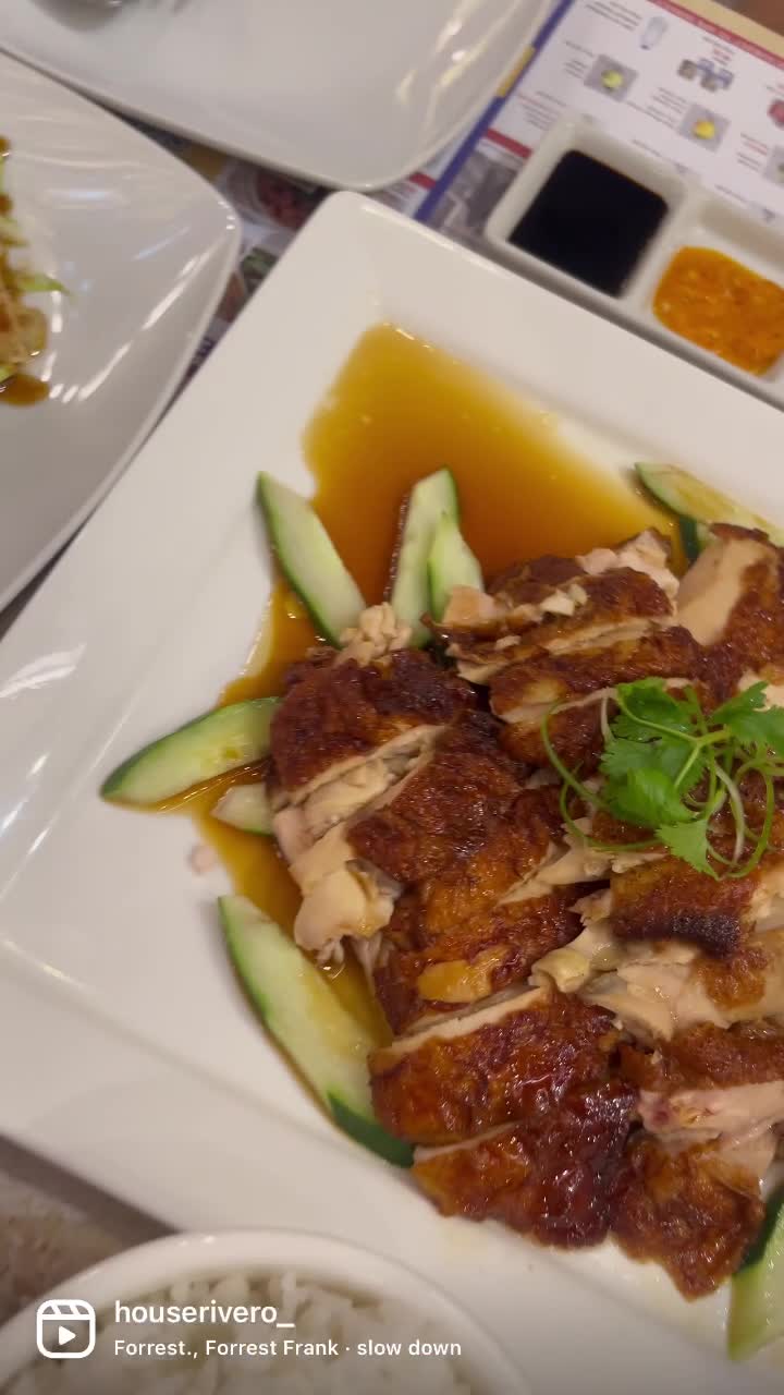 Video review of Tiong Bahru Hainanese Boneless Chicken Rice