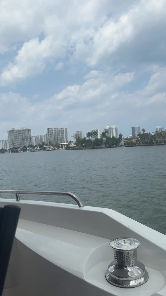 Boat Cruiser - Miami Boat & Yacht Rentals