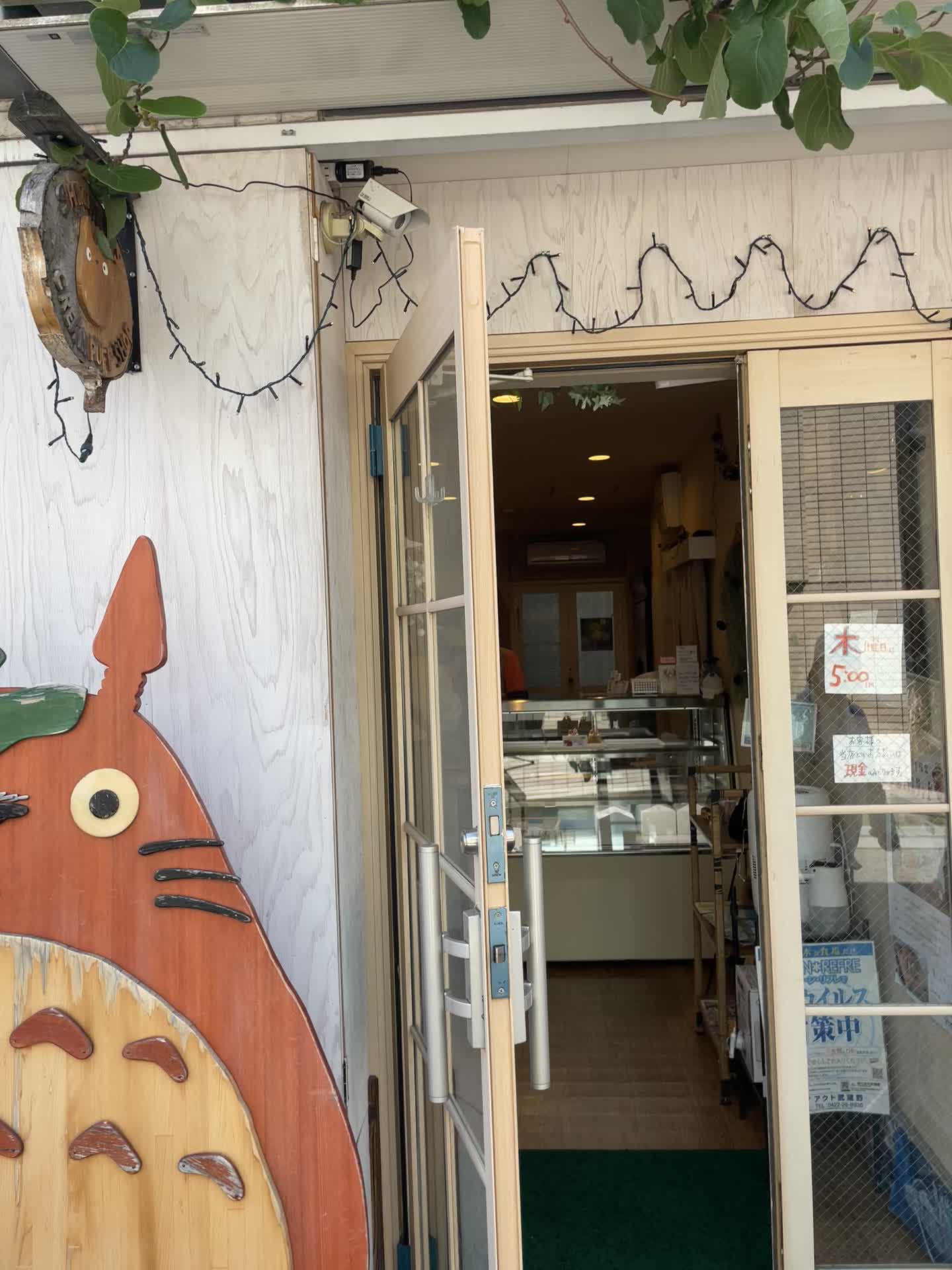 Video review of Shiro-Hige's Cream Puff Factory (白髭のシュークリーム工房)