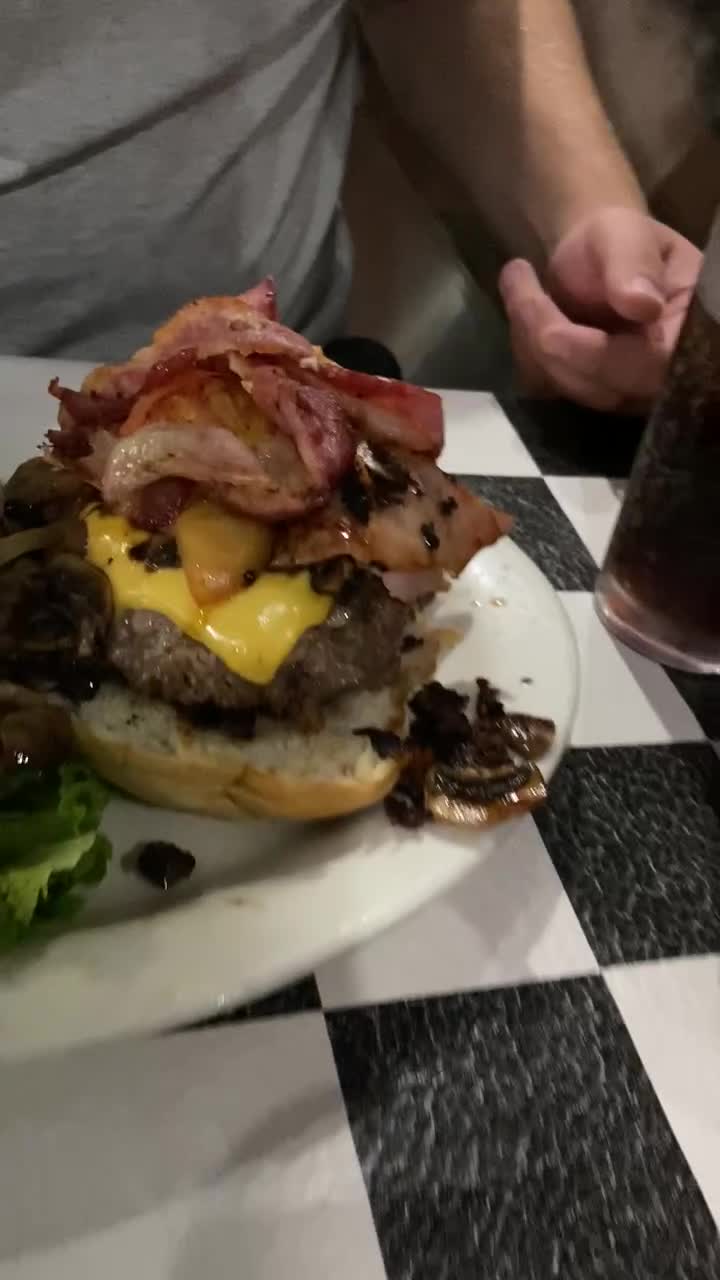 Video review of Paul's Da Burger Joint