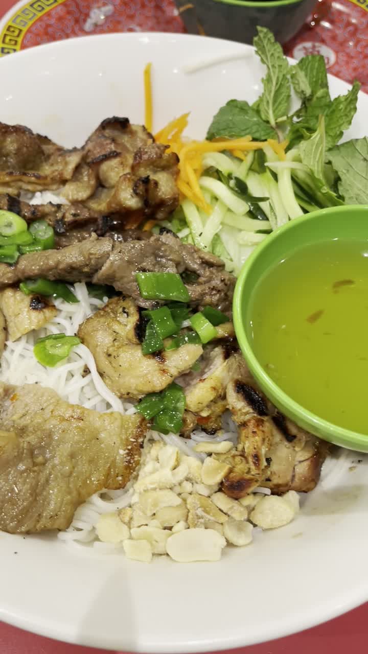 Video review of Pho Tai Bac