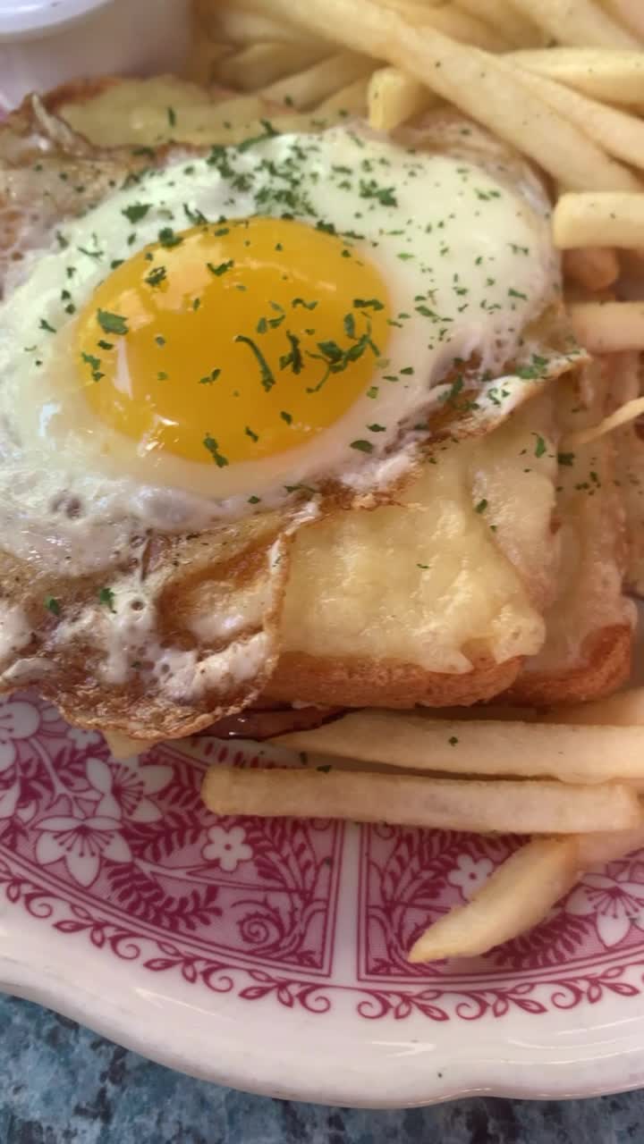 Video review of La Creperie