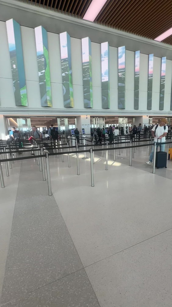LaGuardia Airport (LGA)