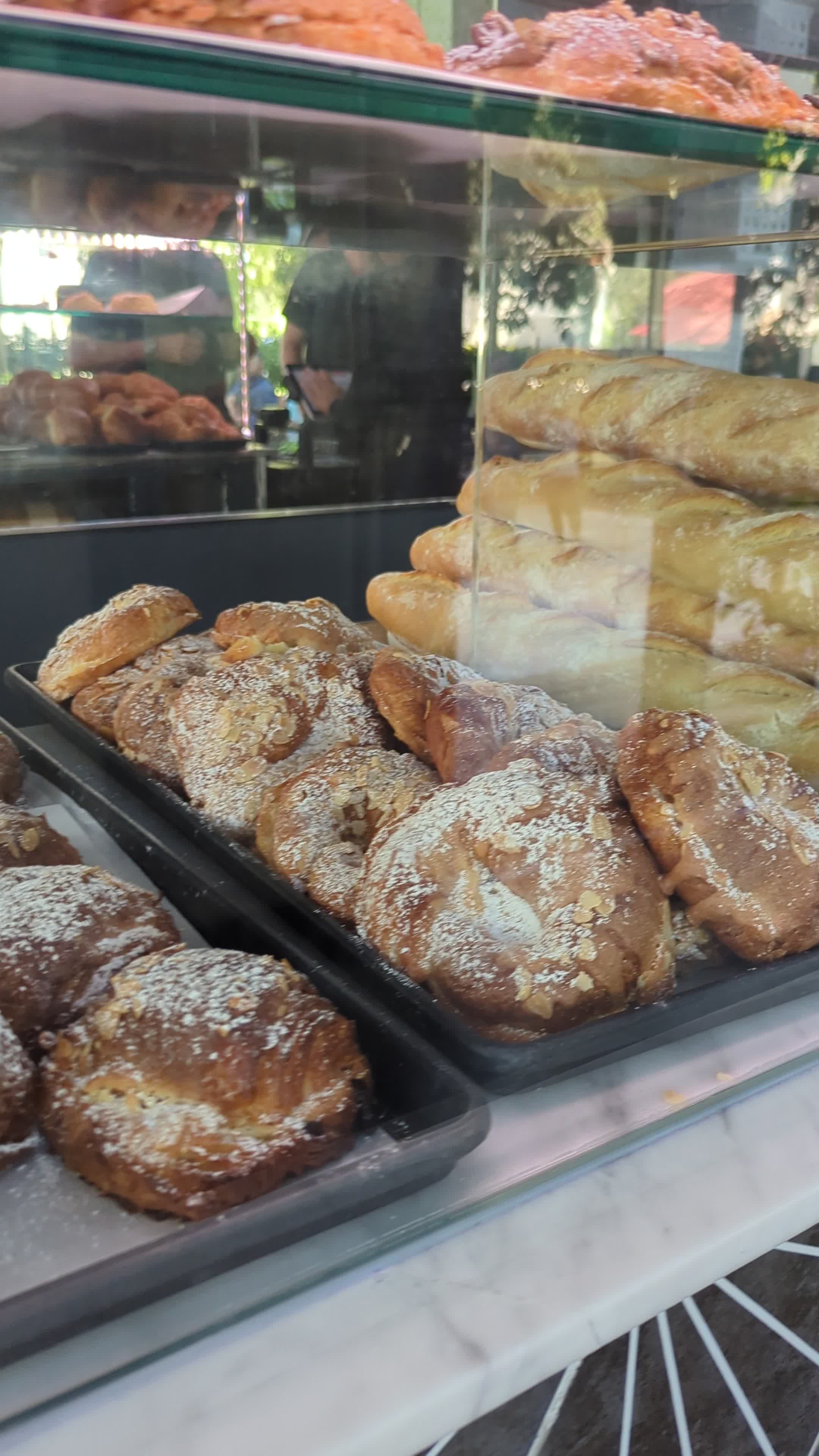 Loic Bakery * Cafe Bar