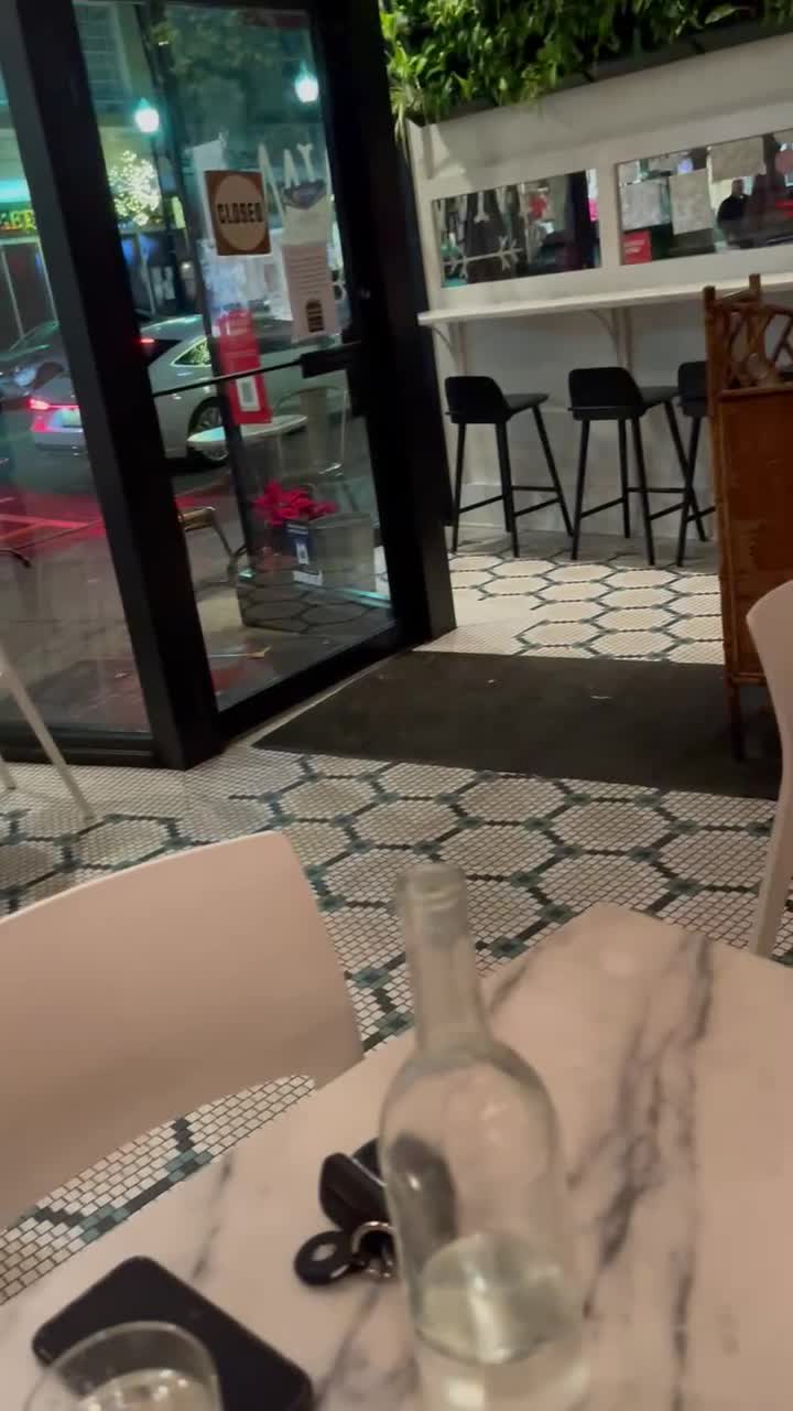 Video review of White Maple Café